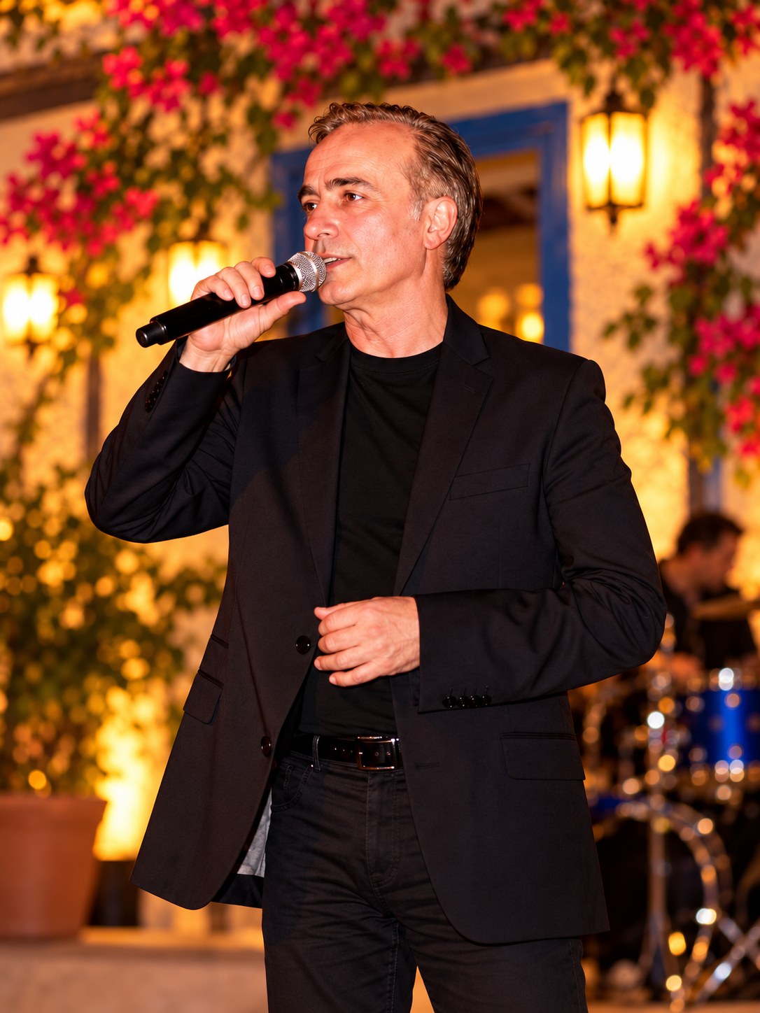 Giannis Triantafyllidis am Mikrofon vor seiner Band